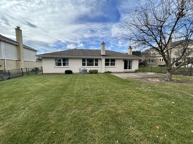 Building Photo - 2811 N Harvard Ave