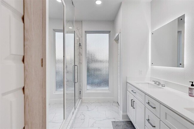 Building Photo - 5006 Golden Forest Dr
