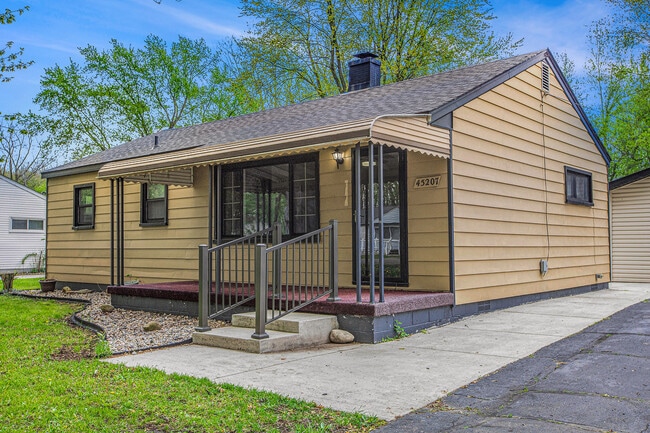 Building Photo - 45207 Paris Dr