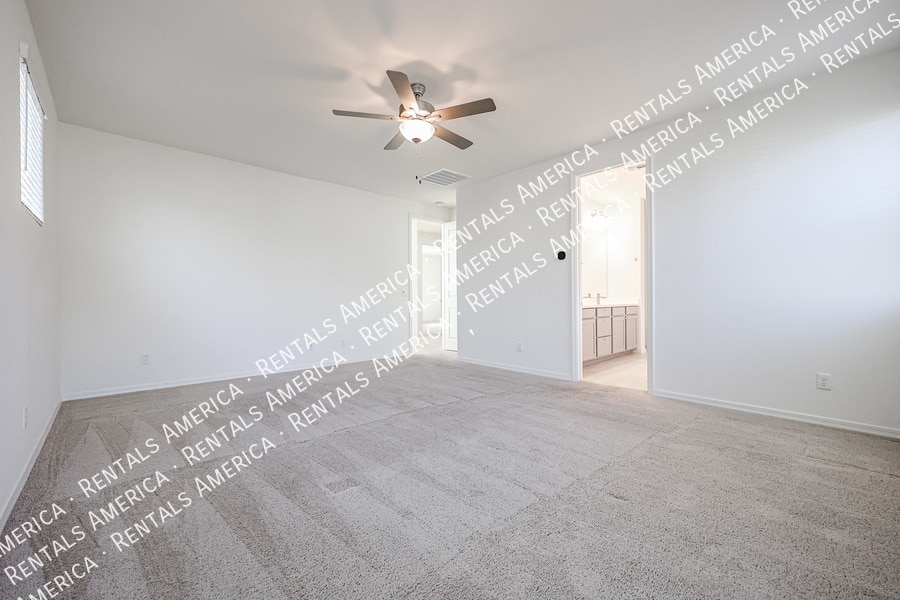 Building Photo - 1095 S Sunset Dr