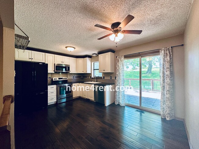 Building Photo - Spacious Liberty Home w/ an Updated Kitche...