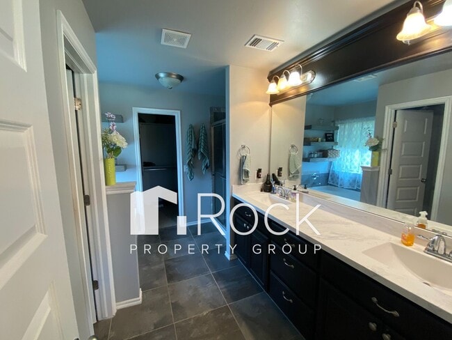 Building Photo - Beautiful 3 Bedroom Home with a Study in W...