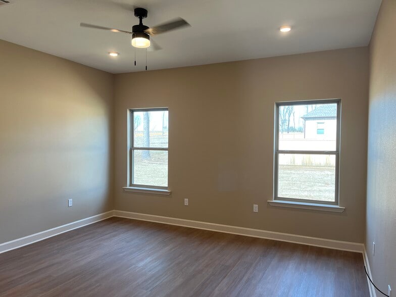 Building Photo - 137 Hayden Dr