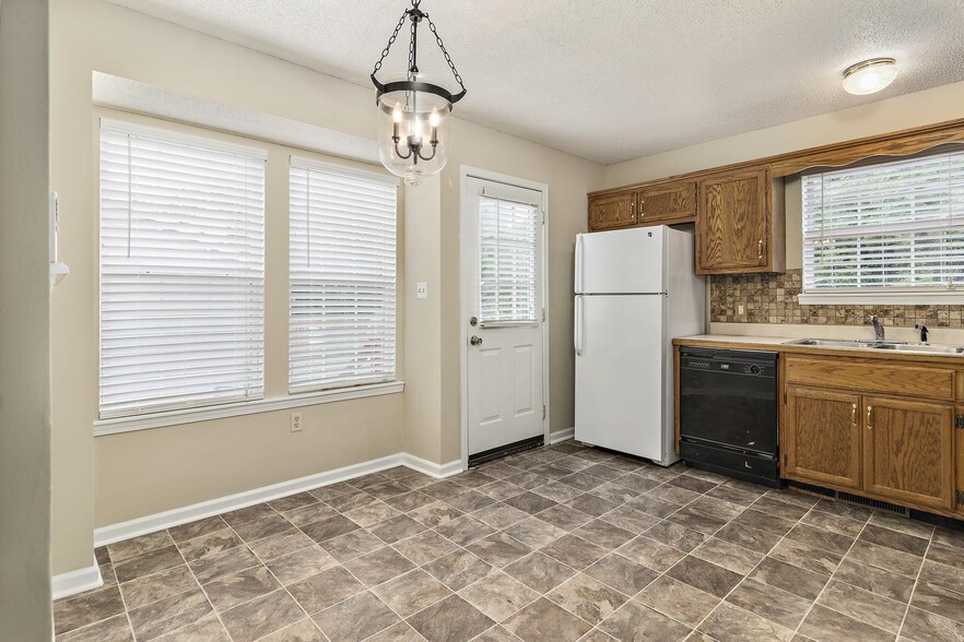 Eat-in Kitchen - 1805 Colt Dr