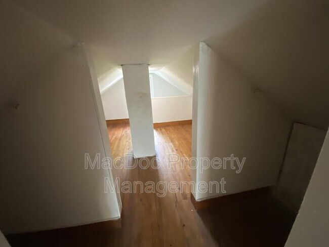 Building Photo - 119 Gibson St