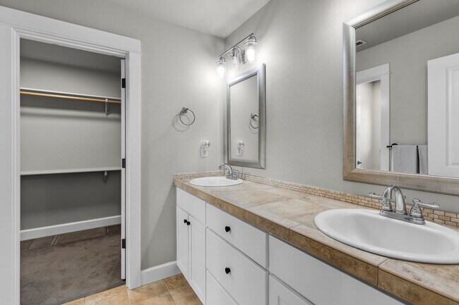Building Photo - Beautiful SE Bend Home | Spacious Floorplan | Fenced Backyard | Near Parks & Trails
