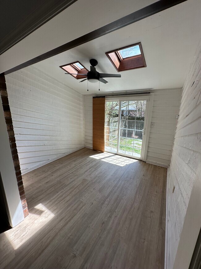 Building Photo - 951 Beresford Ct