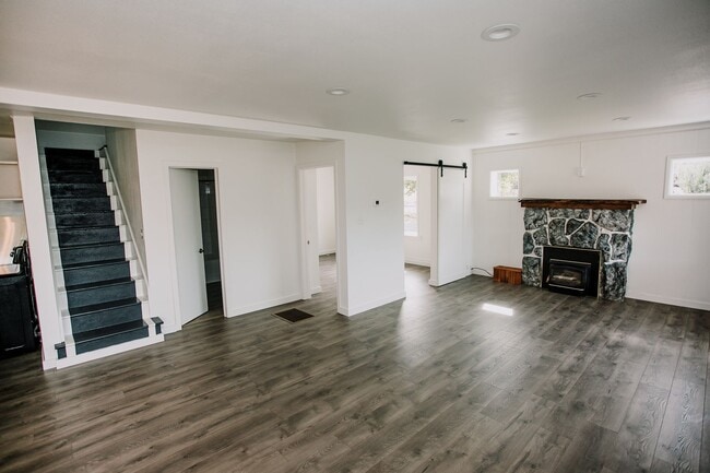 Building Photo - Charming 4-Bedroom Home with Stunning View...