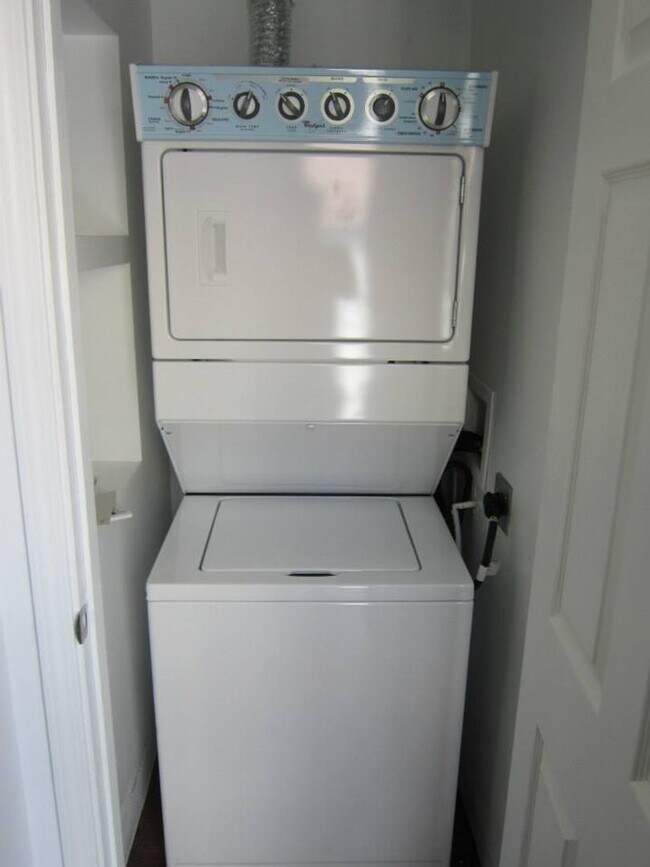 Building Photo - Beautiful 3 bed, 1 bath luxury apartment South Side Flats