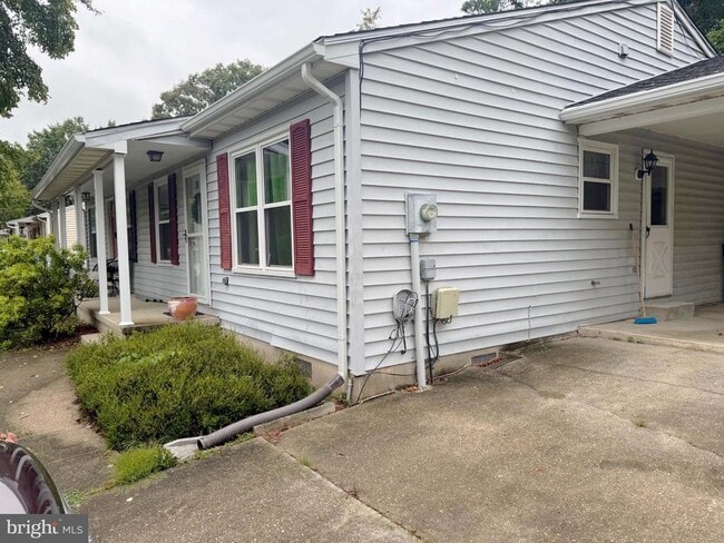 Building Photo - 319 Frederick Dr