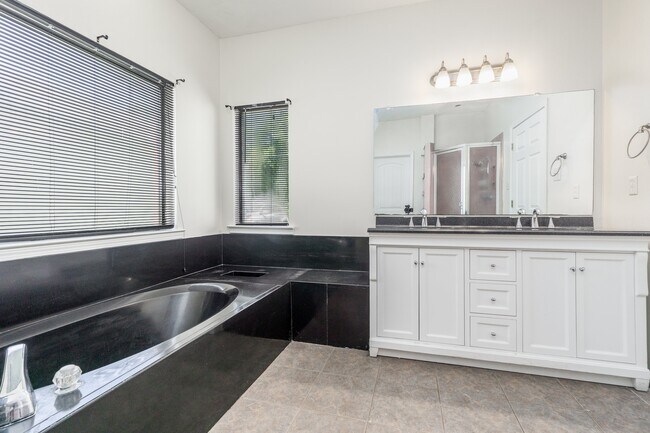 Bathroom 1 - 1450 Lila St