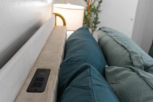 Building Photo - 10150 Sierra Madre Rd