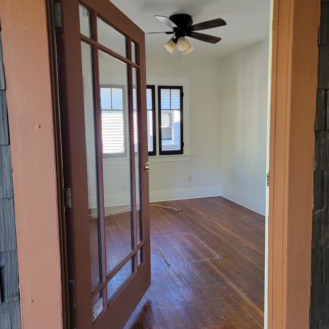 Building Photo - 6054 Selma Ave
