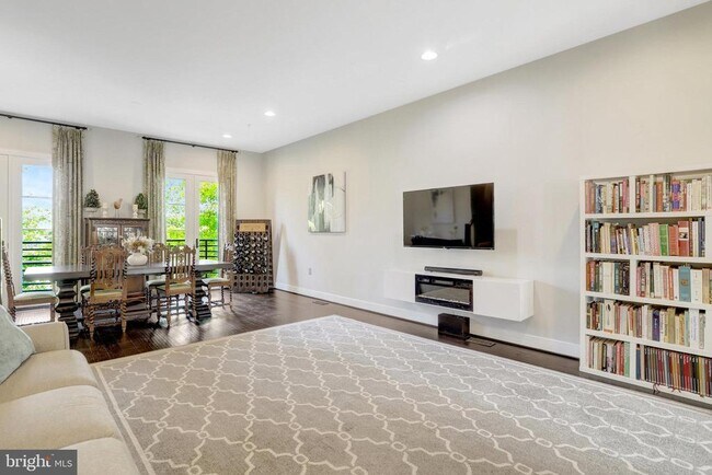 Building Photo - 2004 Potomac Ave