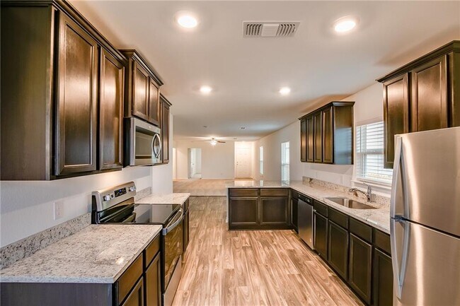 Building Photo - 617 Riverdale Dr