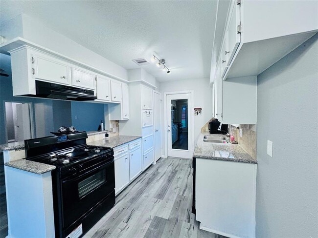 Building Photo - 3934 Thistlewood Dr