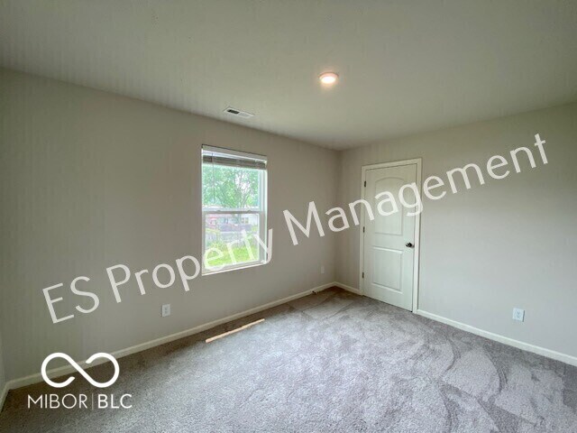 Building Photo - 2913 W Kings Cyn Dr