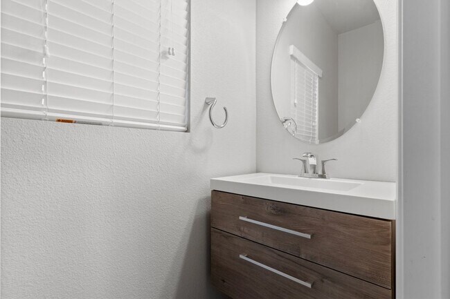 Building Photo - Beautiful 4 Bed 2.5 Bath Home Jones and Wa...