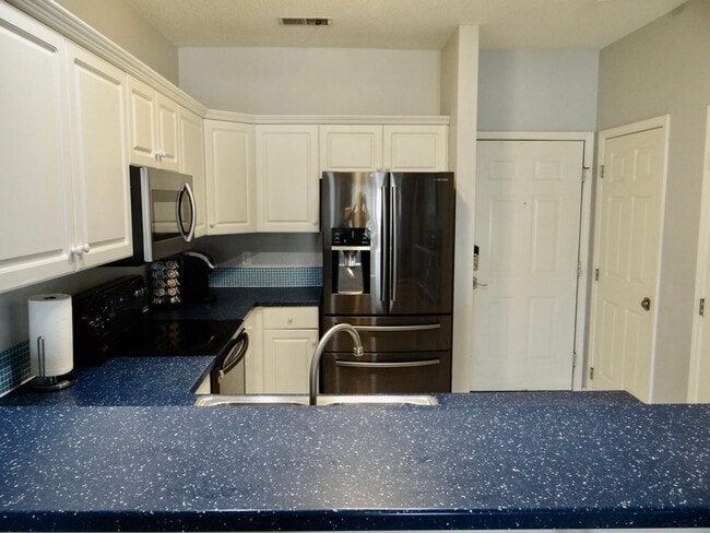 Building Photo - Cross gate Villas (Clean, Updated, Furnished, Medium Term Rental w/Huge Screened Porch Overlookin...