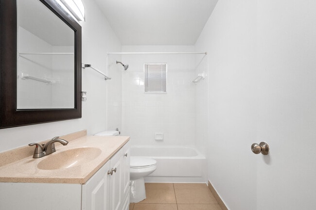 Building Photo - 818 NE 14th Pl