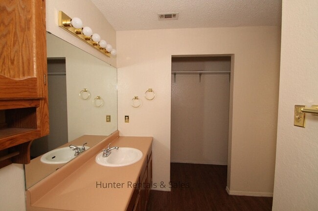 Primary Photo - Dreamy Three-Bedroom - 1st month free with 1 year lease