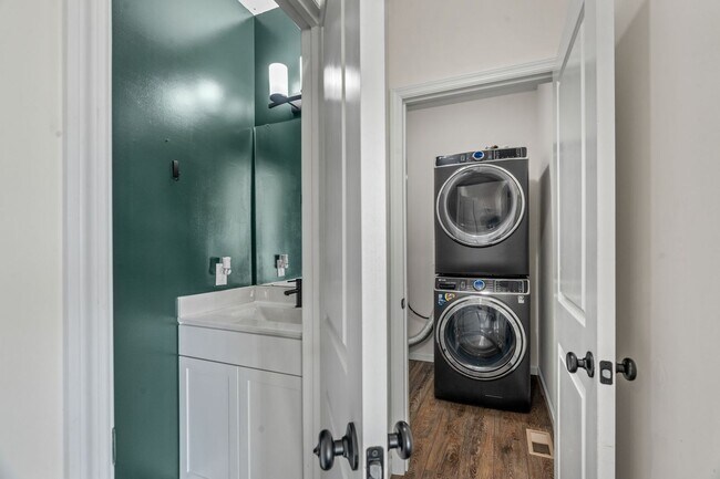 Building Photo - Charming 4-Bedroom Home in Prime St. Charl...