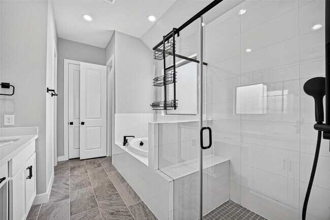 Building Photo - 2600 Golden Palms Ln