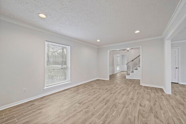 Building Photo - Gorgeous 4 bed/2.5 bath two story home in ...