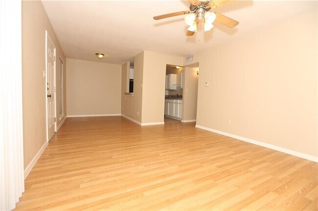 Building Photo - 400 W 35th St