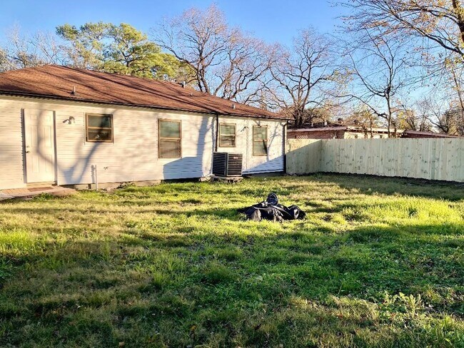 Building Photo - 6834 Driftwood St