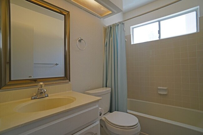 Building Photo - beautiful 3-bedroom, 2-bathroom single-story home in Roseville!