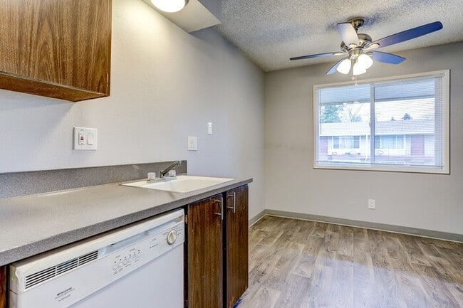 Building Photo - Look no Further, Tyee offers a SUPER 2bed/1bath! Call now for details and a showing!