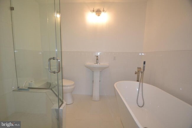 Building Photo - 1436 E Lamplighter Ln