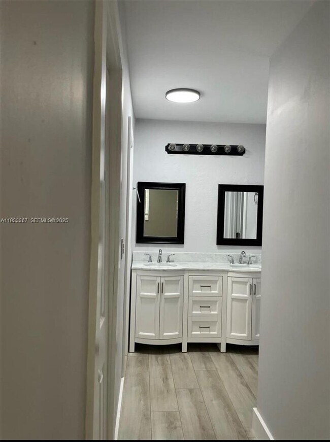 Building Photo - 8893 Fontainebleau Blvd