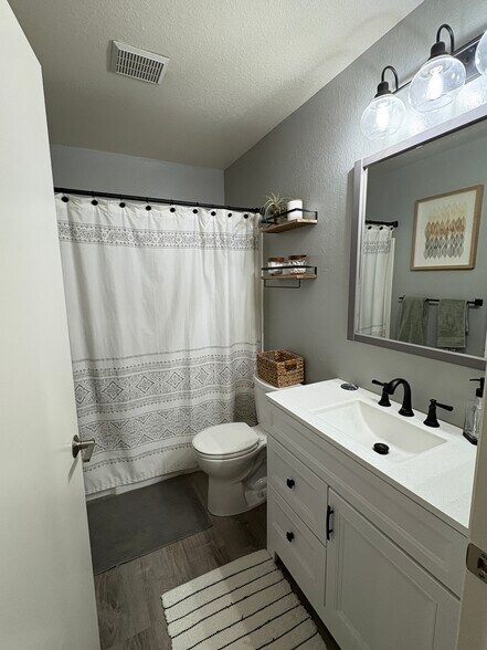 Building Photo - 136 Countrywood Ln