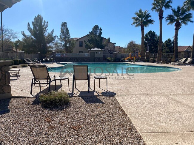 Building Photo - 4540 E Los Alamos St