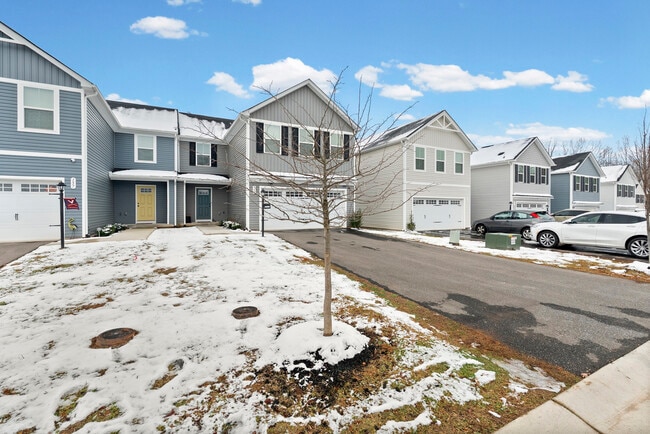 Building Photo - 161 Robinia Rd