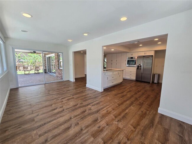 Building Photo - 300 Cypress Creek Cir