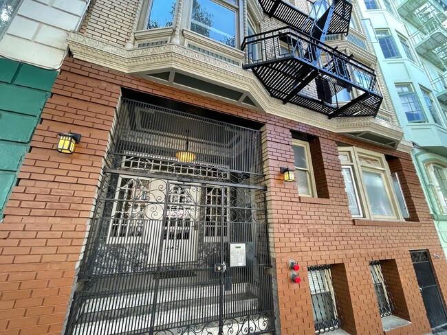 Building Photo - 440 Hyde St