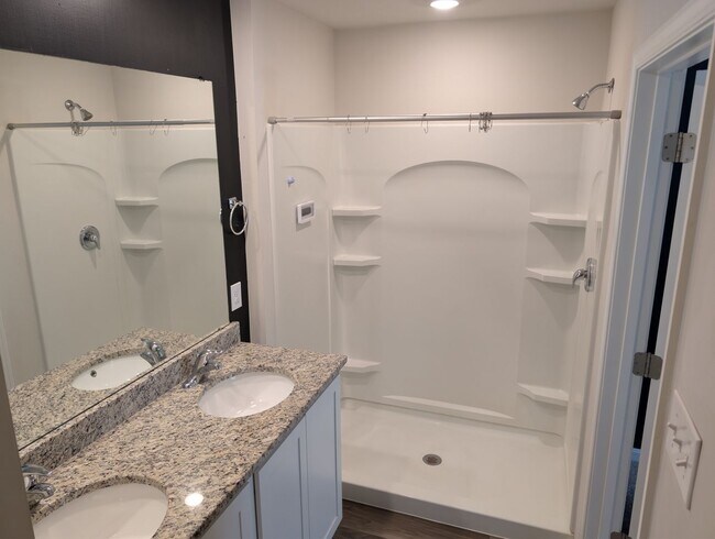 Building Photo - 125 Maple Run Dr