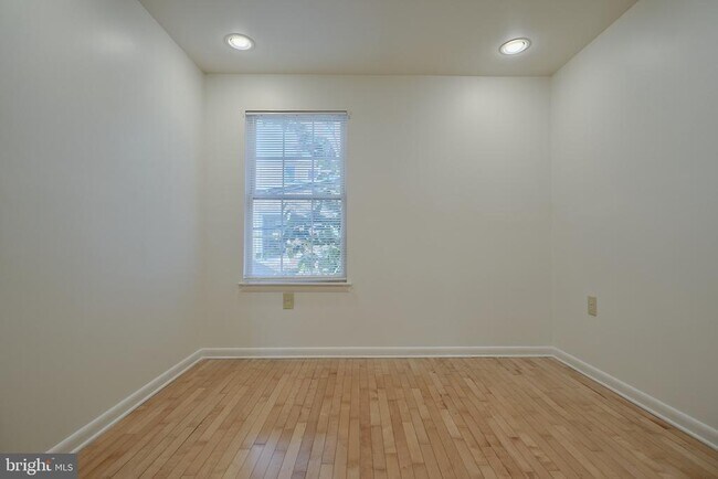 Building Photo - 1018 Booth St