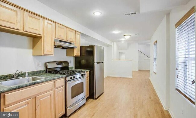 Building Photo - 729 10th St NE