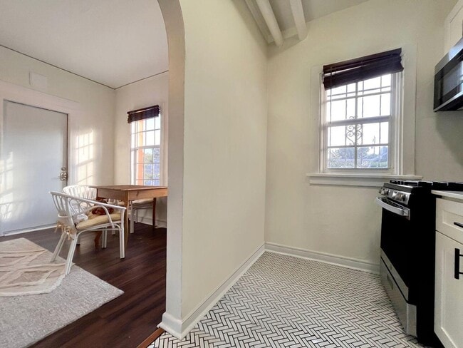 Building Photo - 623 Park Pl