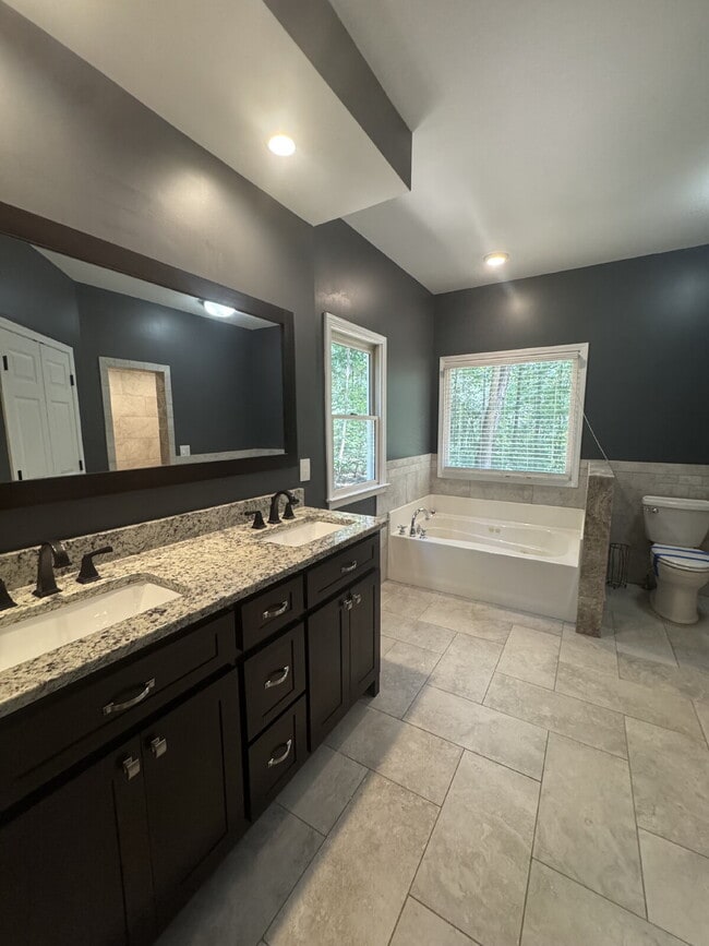 Building Photo - Beautiful Home Available Immediately in Se...
