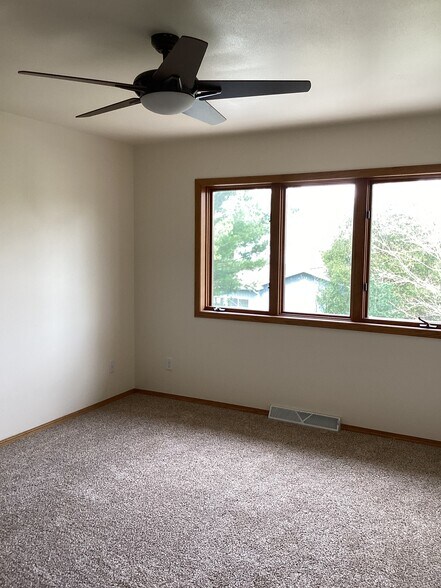 Spacious primary bedroom - 2305 Parmenter St