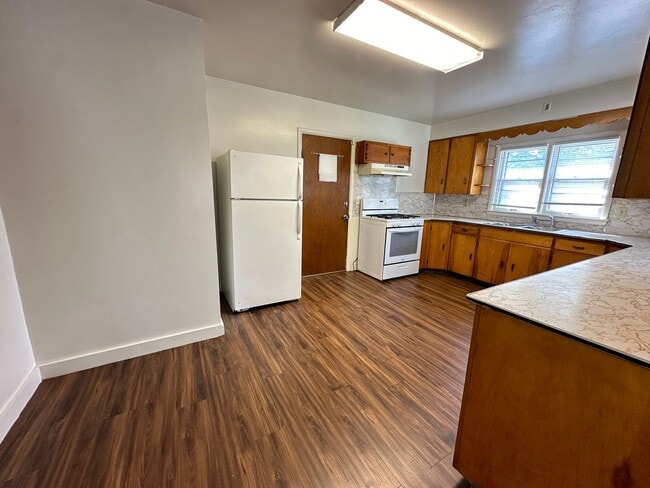 Building Photo - 529 Steward Ave