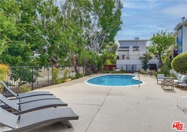 Building Photo - 5252 Coldwater Canyon Ave