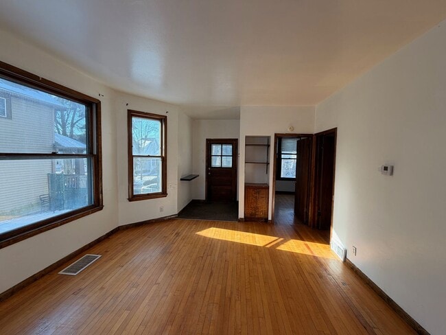 Building Photo - 3232 N Bartlett Ave