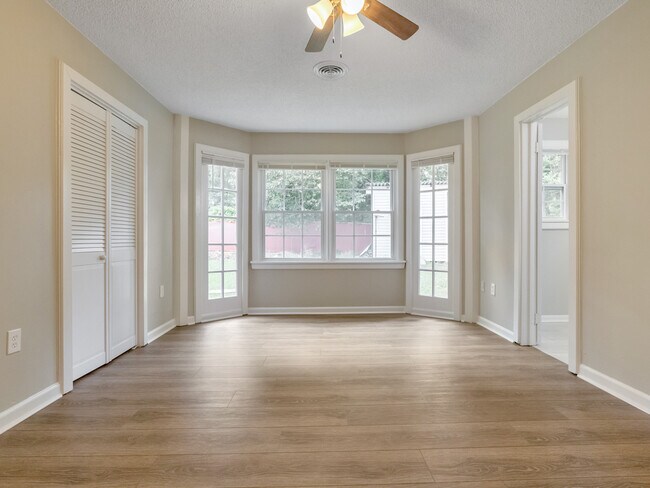Building Photo - 9138 Clubhouse Dr