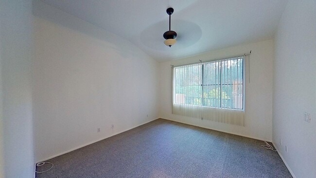 Building Photo - 1002 Reggio Aisle